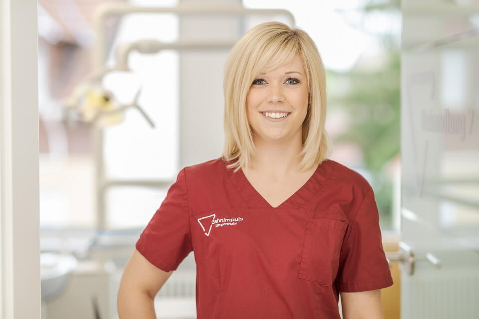 Auszubildende Zahnarzt-Gehilfin Sally